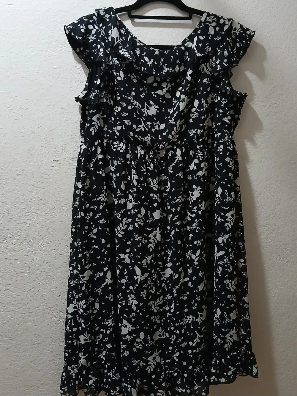 Converse nwot size m Black and White Floral Ruffle Dress